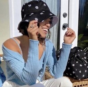 Alice & Olivia NWT Reversible Daisy Print Bucket Hat - OSFM